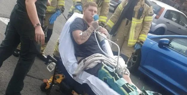 满街都是救护车的声音,房子里挤满医护人员,还有爱看热闹的吃瓜群众们