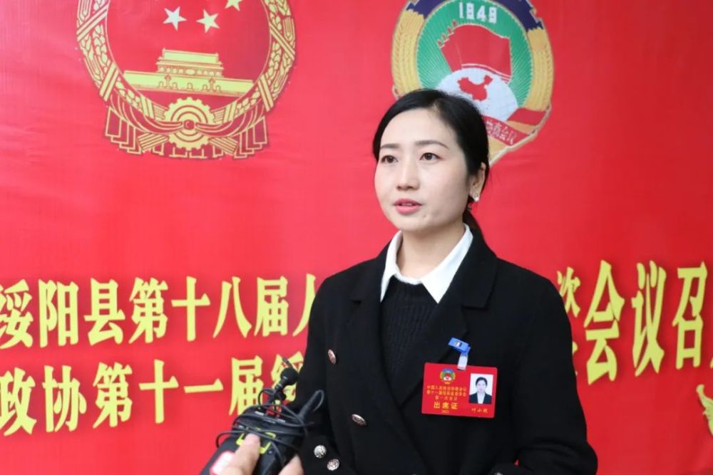 聚焦两会政协委员陆续报到