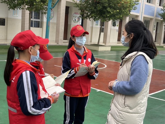 学生参与活动(央广网发 荣昌区融媒体中心供图)为持续推进网络文明