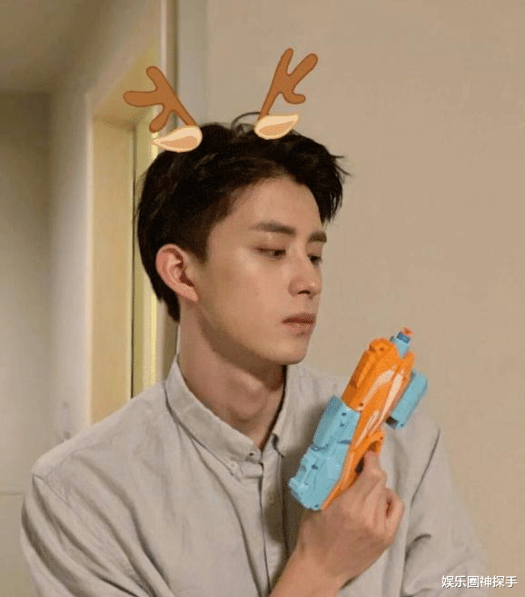 敖瑞鹏年少青春,长相帅气且有辨识度,配上188cm的高