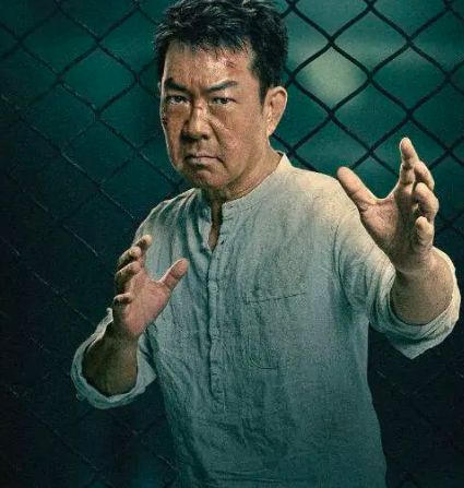 武打巨星元彪曝近况,64岁仍有肌肉留胡子气质佳,晚年生活太潇洒