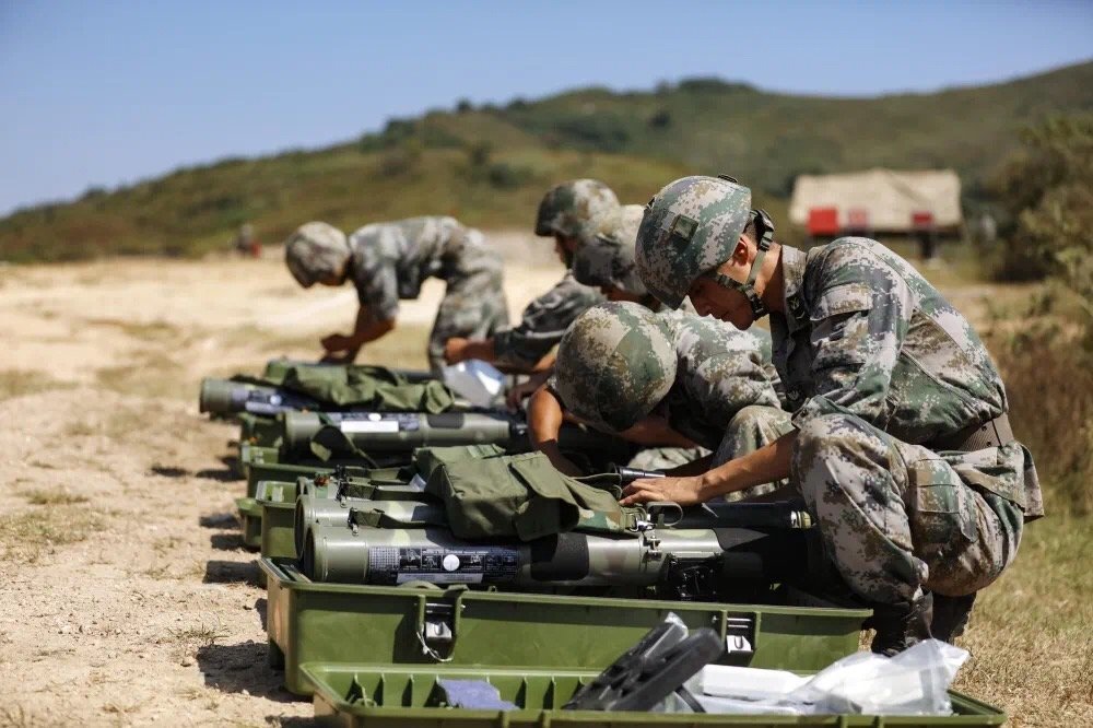 这款火箭筒就是国内目前大规模列装的11式93毫米单兵一次性火箭筒.