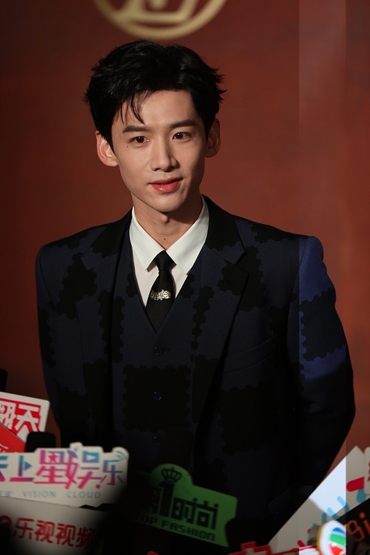 白敬亭风格真是随意切换深色西装造型又出圈迷倒万千少女