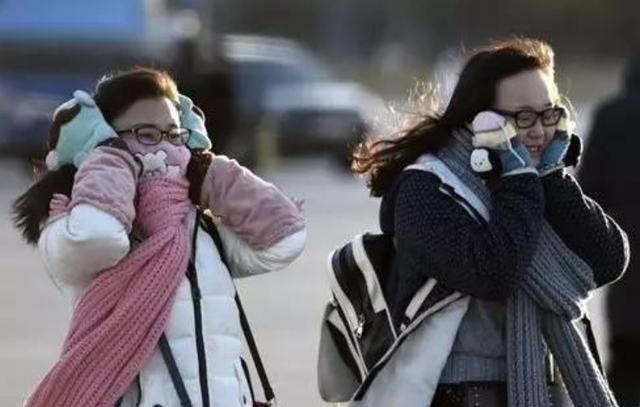 冷阳相伴天萧瑟,北风呼啸寒意浓.