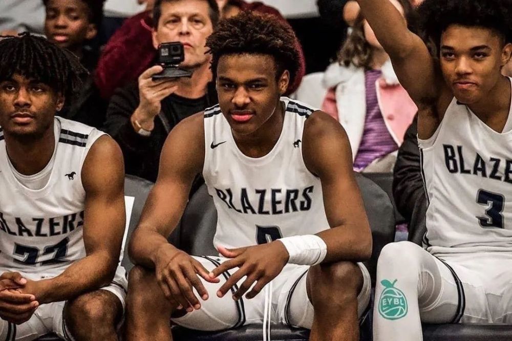 布朗尼 布朗尼高中首秀，展现NBA级别大风车扣篮，有点詹姆斯内味儿