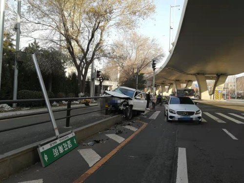 路牌是無辜的!瀋陽兩車路口相撞,路牌被撞飛好幾米