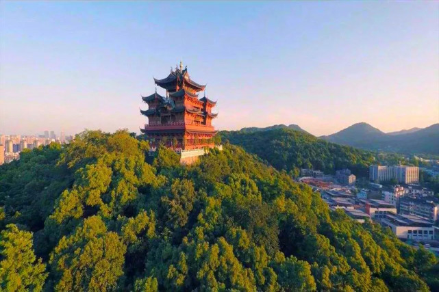 杭州吴山,又称城隍山 图源:网络