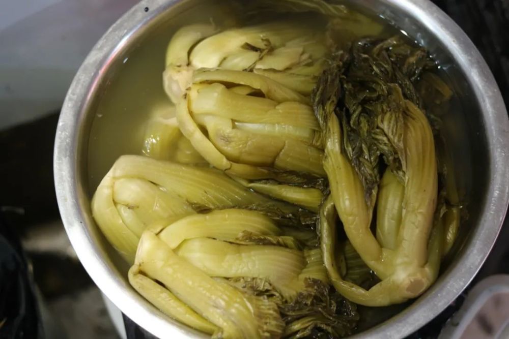 容易出现霜降天气小雪节气腌菜的习俗由来已久唯有美食不可辜负小雪至