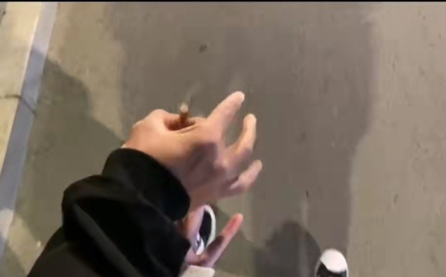 最近流行弹烟头牵手这样秀恩爱问题很大