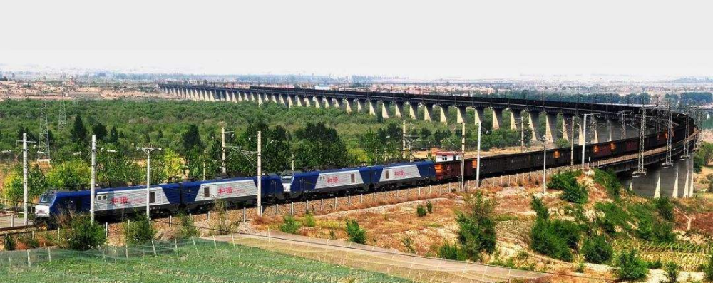 百年瞬间大秦铁路全线通车