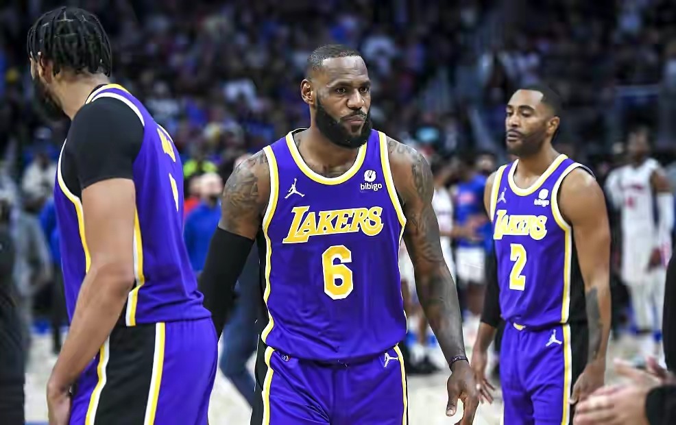 勒布朗·詹姆斯 NBA三消息：詹皇肘击遭逐，库里给82岁老人传球，威少得技犯懵逼
