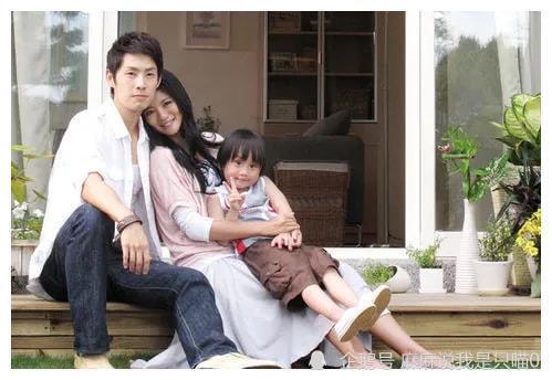 因为当时这部剧在台湾播出之后;在其中饰演了便当妹梁慕橙这个角色