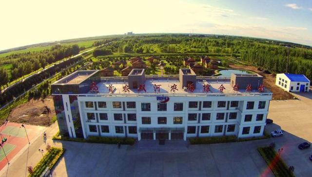 所以如果在双河农场工作的人,想要回京开会还必需坐飞机赶个来回,非常