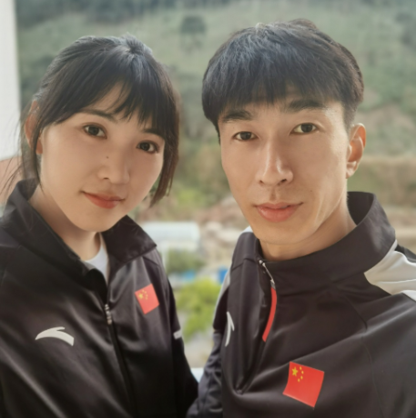 恭喜中国体坛诞生奥运冠军夫妻赵帅求婚成功郑姝音感动落泪