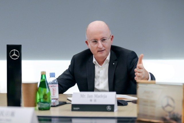 杨铭向着新时世代新豪华阔步奔驰