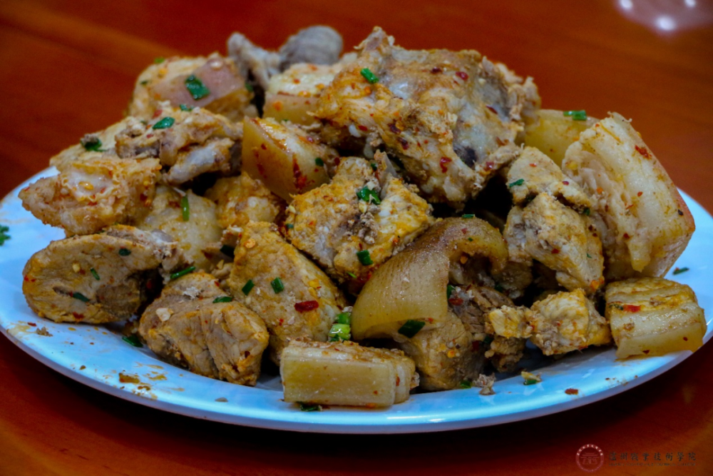 在庆祝晚餐会上,彝族同学亲手制作了坨坨肉,荞面馍等丰富的彝族餐,并