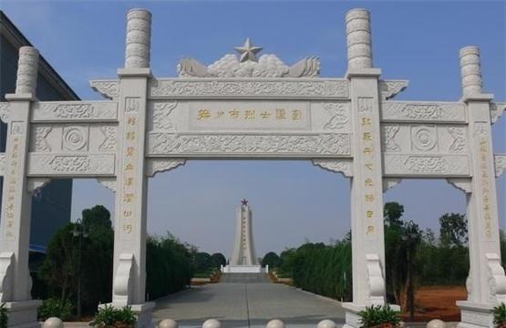 着照片男子的带领下,神情凝重地来到一处写着"张锡龙烈士之墓"处停下