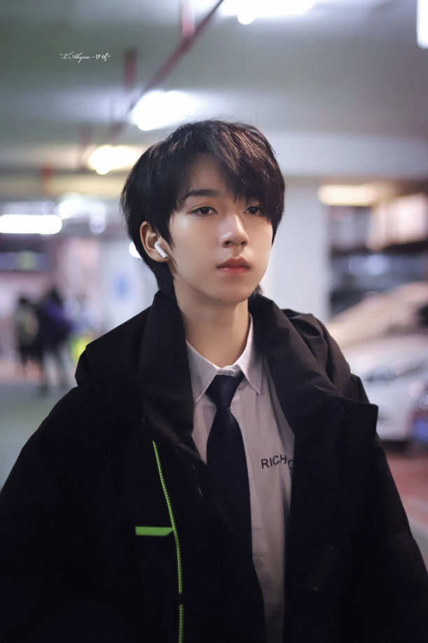 时代少年团贺峻霖晒随拍照初冬暖阳加上侧颜少年氛围感溢出屏幕