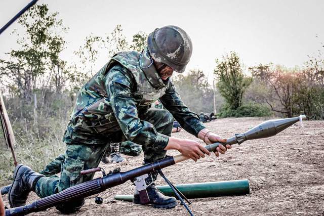 拖鞋军老兵技术真不错手持69式火箭筒一发打爆山头坦克