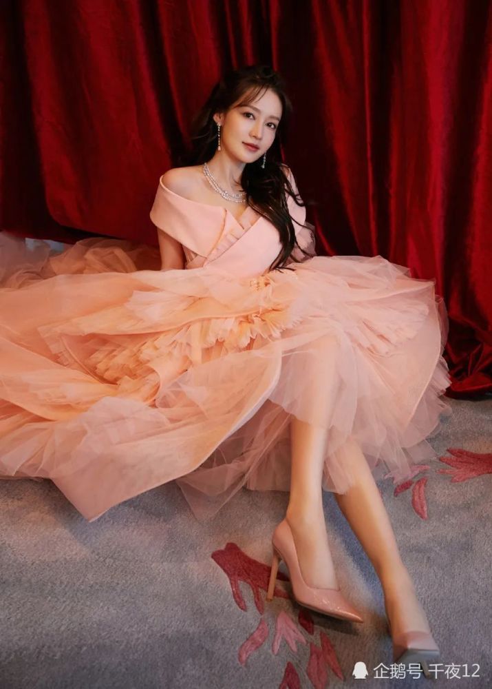 李沁粉嫩低胸礼服裙美腿久看不厌