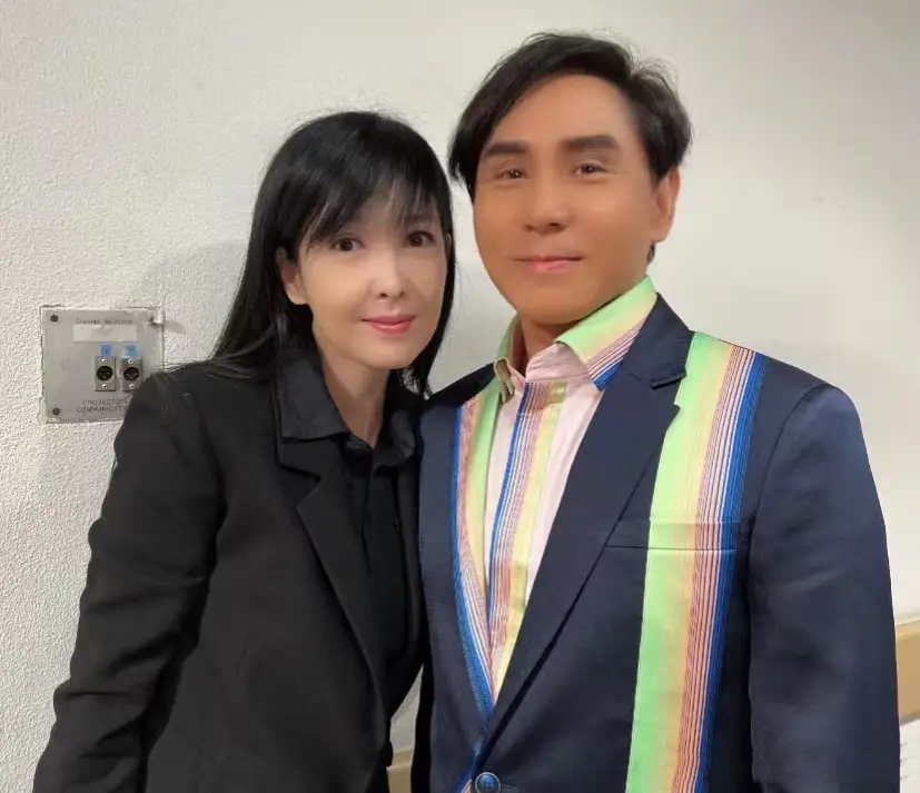 周慧敏幕后通道合影穿西装衬衫身材娇小气色好初恋脸颜值太高