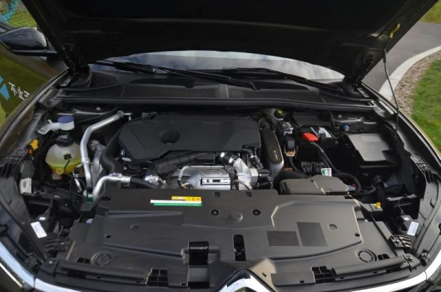 凡尔赛的引擎型号为5g06,是一台拥有175匹和250牛米扭矩的引擎,不过小