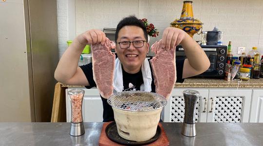 因为半吨先生的调味料,基本上都是"亿丢丢",半包一包盐撒下去,再加上