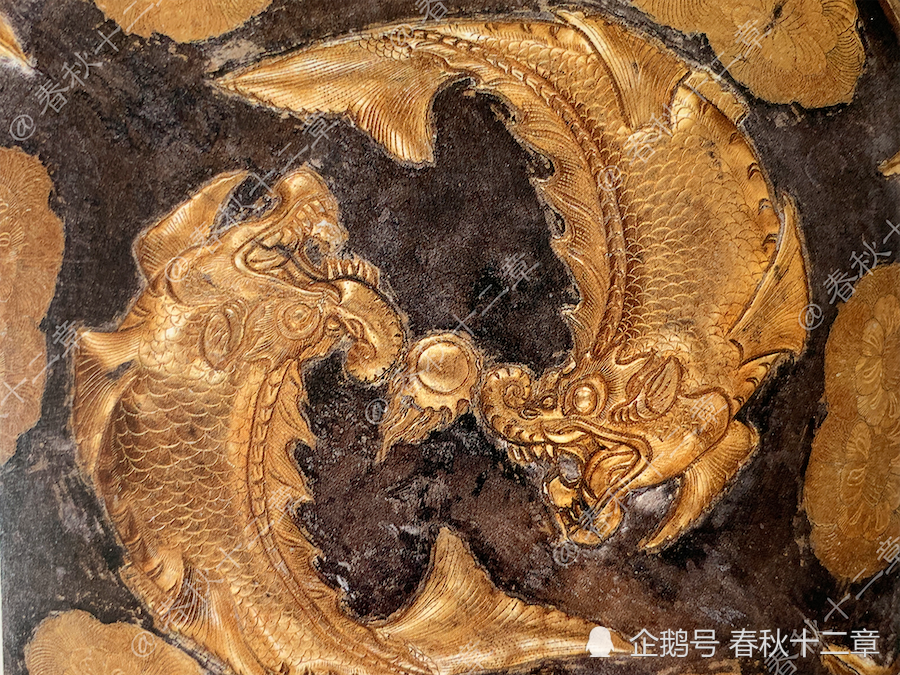 沟窖藏出土的两件唐代与摩羯有关的金银器上,摩羯卷鼻獠牙,鲤鱼身体