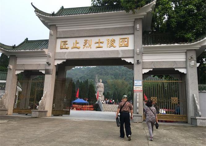 在廣西憑祥匠止烈士陵園,陵園依山而建,群山環抱,松柏滿園,莊嚴肅穆.