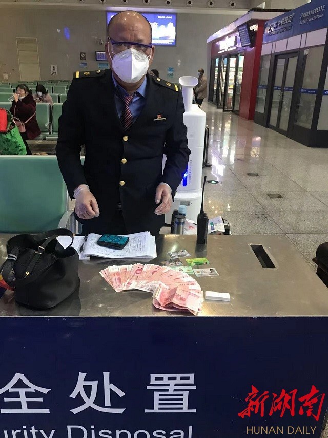 7100多元现金属于大额钱物,唐智亮心系旅客,心想旅客肯定会很着急.