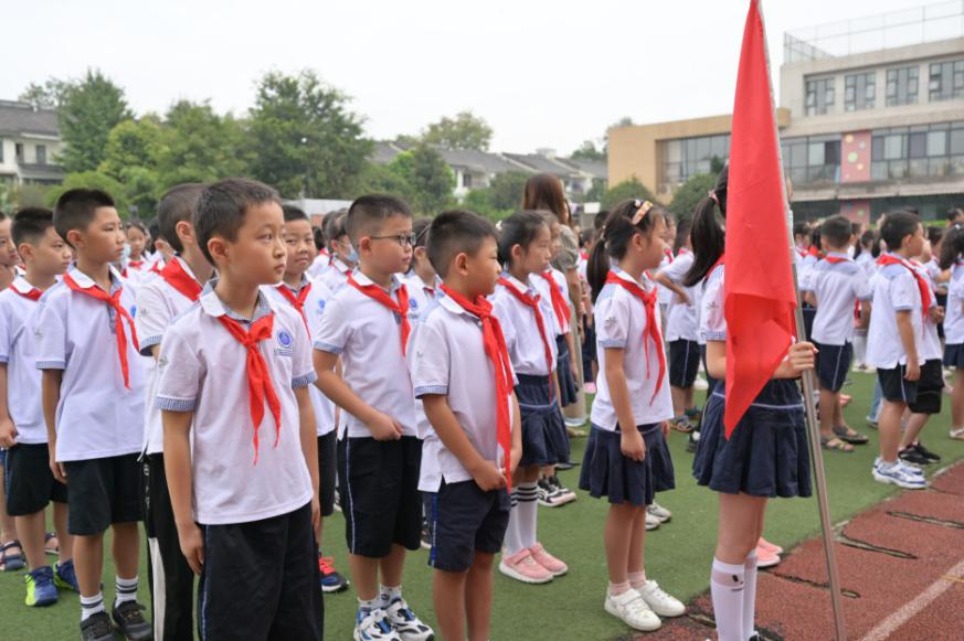 好看指数★7,成都高新区实验小学校服评价:男生粉蓝,女生粉红