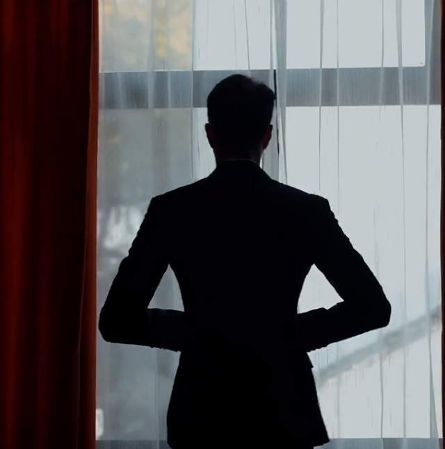 视频中,赵帅身穿西装革履,梳起利落油头,看起来精神气十足,他在视频