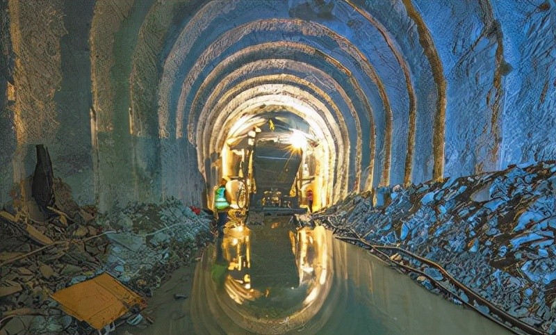 打穿秦岭山脉中国修建98公里长隧道有哪些难题需要克服
