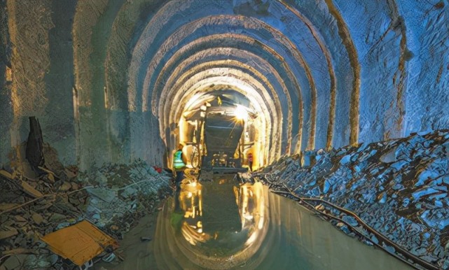 图为秦岭输水隧洞的开凿