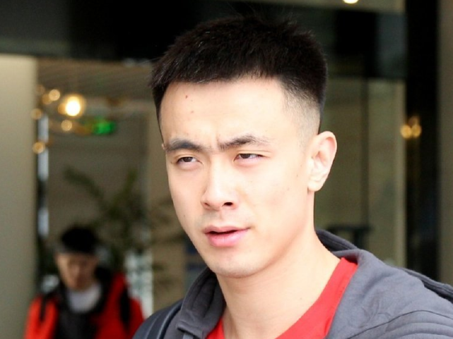 官方再更男篮九张近照全队发型统一一家人整整齐齐