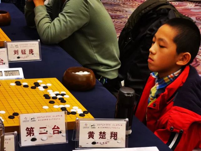 学棋不过九个月,黄楚翔就完成了所有的定级赛,考到了业余1段的水平.