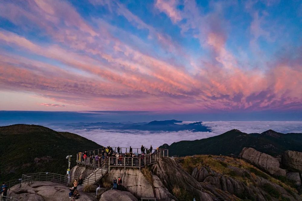 哇德化石牛山主峰驚現彩雲天柱實在是太美了