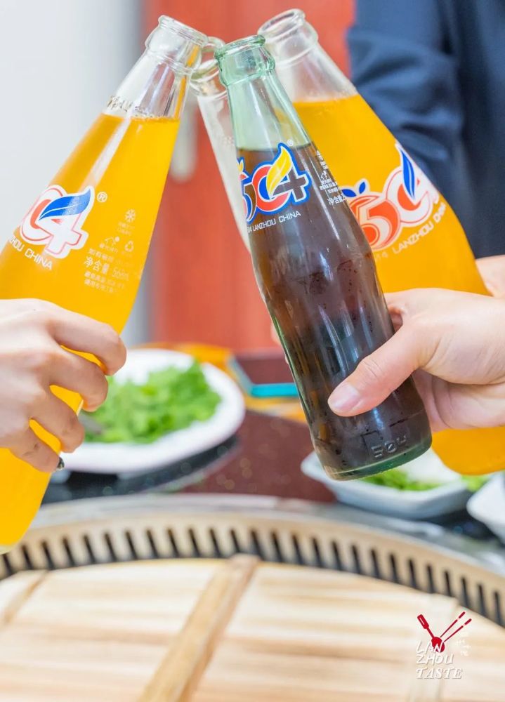 铁锅炖配兴隆山这个农家乐好吃好看