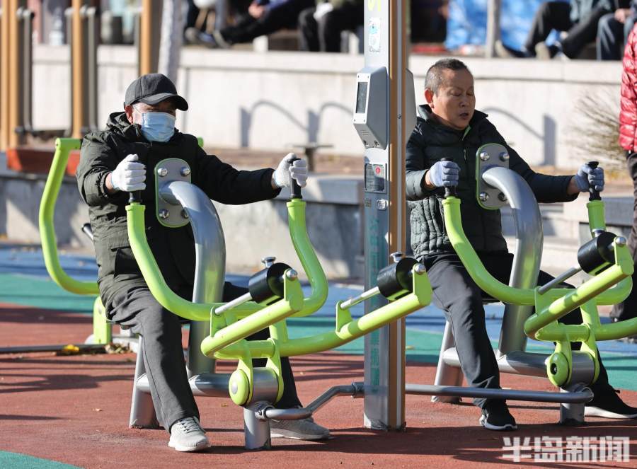 丁大叔在打乒乓球