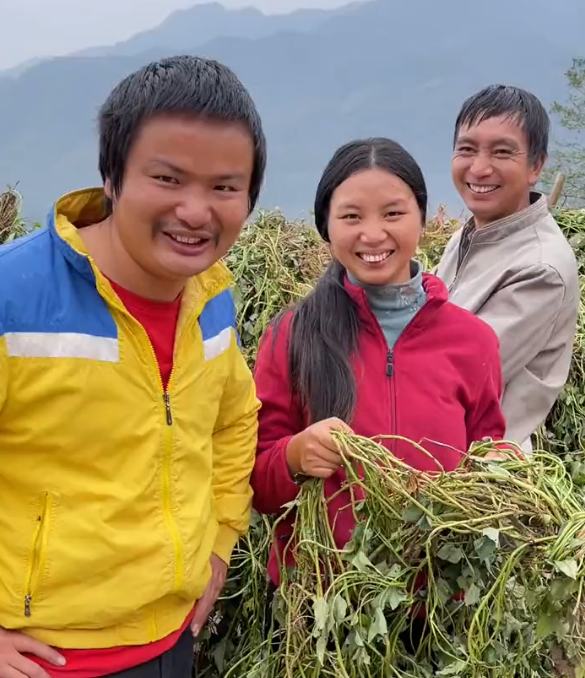 牛爱芳被粉丝"教育",真人衣服干净没破洞,表情一脸