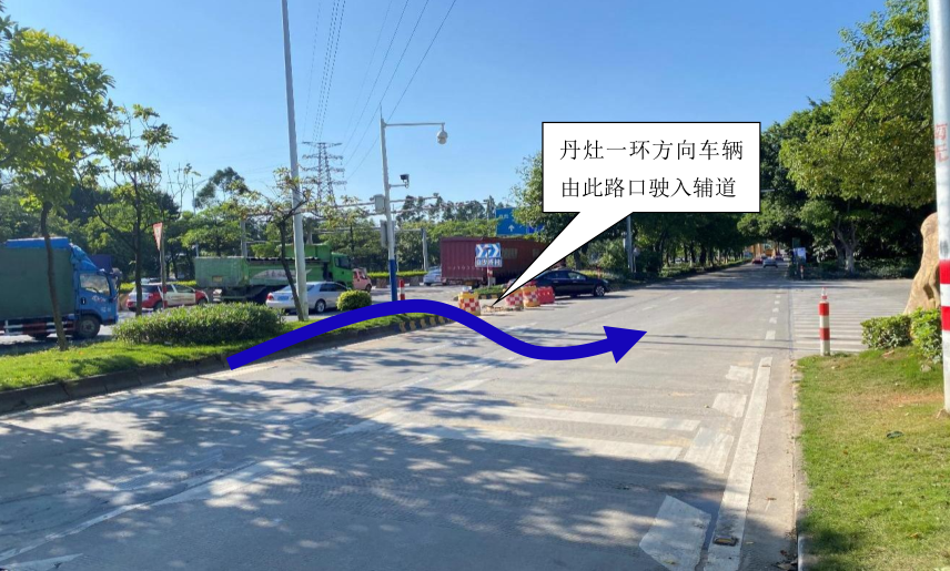 由贵广高铁西侧处路口驶出辅路,进入主路,正常行驶