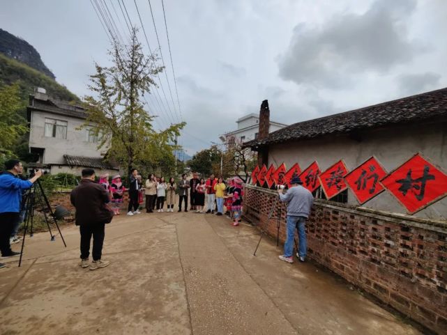 瑤族自治縣持續降雨,廣西衛視團隊風雨中堅持攝製;鏡頭下的泗安村新貌