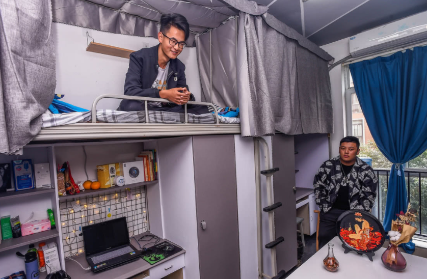 大学生的"攀比心"有多强?男生宿舍这一幕太真实,网友感同身受