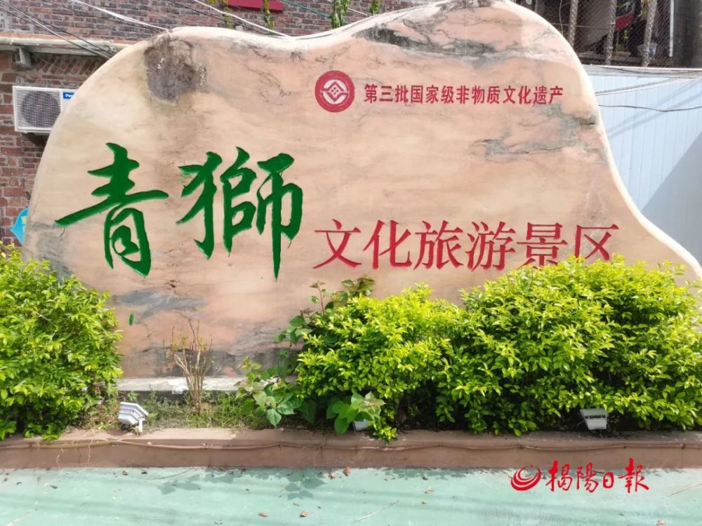 青狮文化旅游景区.林春晓 摄游客在旅游景区挑选纪念品.