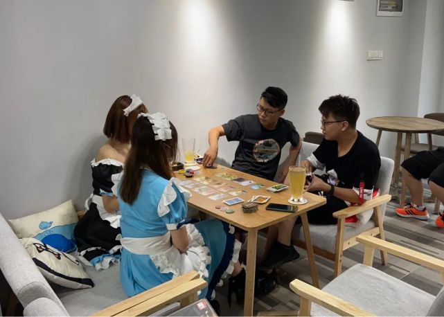 处在舆论风口浪尖的"女仆陪玩店":究竟是白?还是黑?