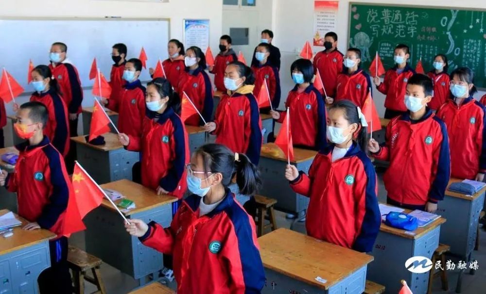 别样的升旗仪式 一样的爱国情怀—民勤实验中学举行"学习全会精神 勇