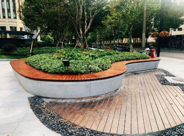 打开封闭边界,变街心花园……城投大厦附属绿地开放共享