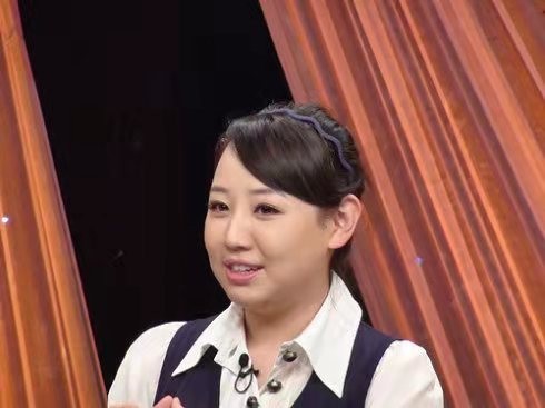 童星关凌罕见晒照一家四口合照温馨有爱女儿长相酷似妈妈