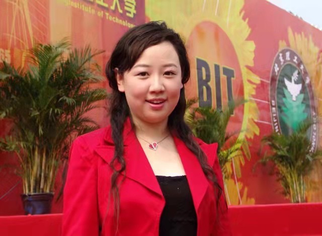 童星关凌罕见晒照,一家四口合照温馨有爱,女儿长相酷似妈妈_腾讯新闻