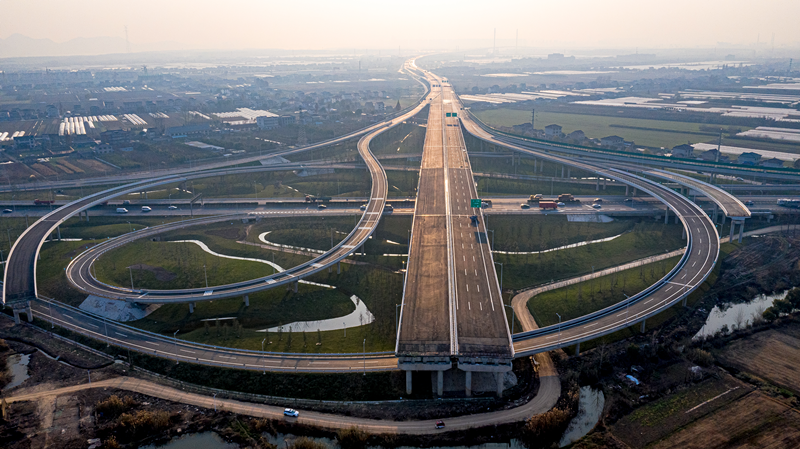 断完善,发展活力进一步激发;协调推进省市重点工程,建成浦仪公路西段